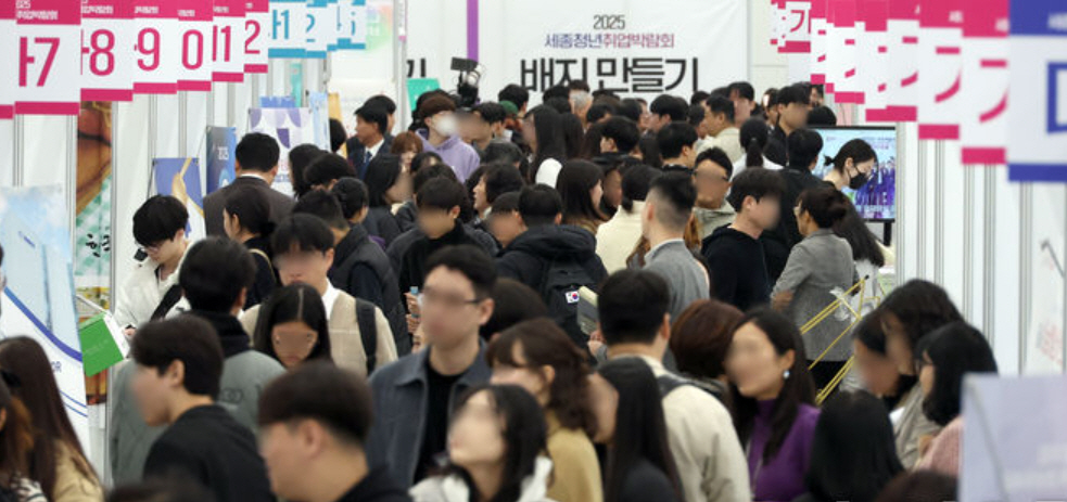 韓고용률 사상 처음 70% 찍나...OECD 중하위권 탈출은 '난망'