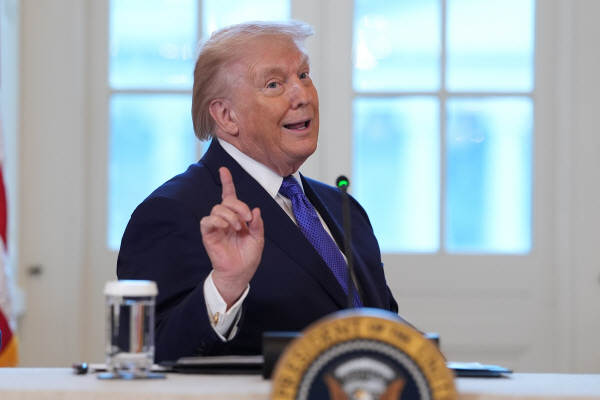 트럼프 "이란, 협상하자 연락와…강력한 선택지 검토 중"