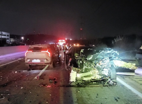 서해안고속도로 4중 추돌 사고..1명 사망 3명 경상