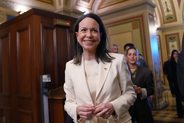 마차도, 트럼프에 노벨상 메달 건넸지만…"차기 지도자는 어렵"