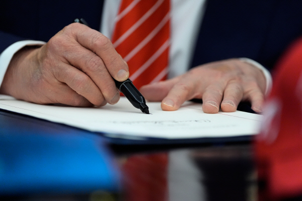 트럼프, 연방정부 예산안에 서명…‘부분 셧다운’ 종료