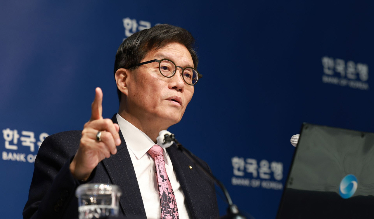 한은, 기준금리 2.50% 동결…“성장률 상향에도 리스크 여전”