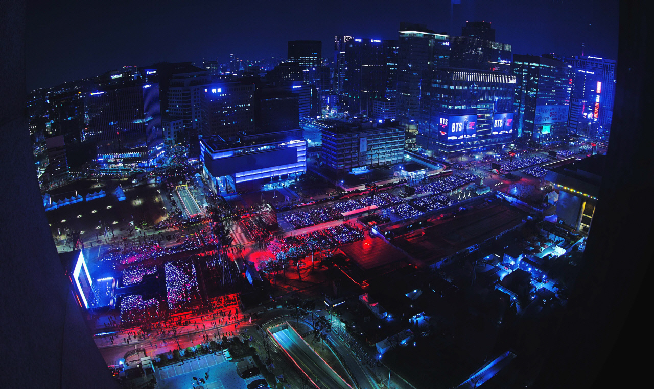 광화문 메운 BTS 컴백 공연… 서울시 “10만 인파 속 사고 0건"
