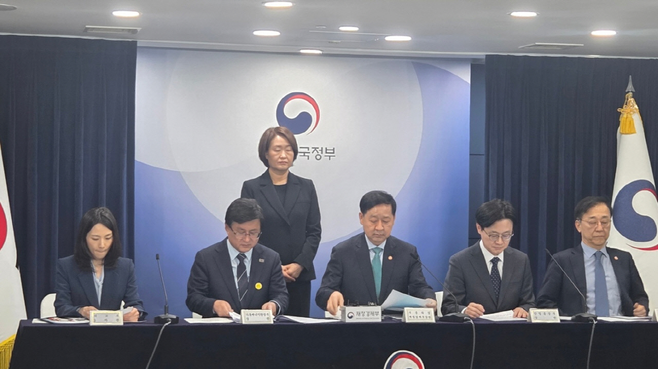 정부 '중동사태 비상경제 대응'…유류세 인하 조치 등