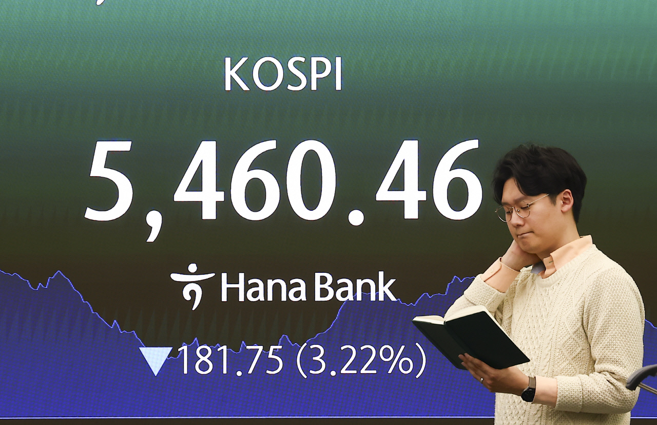 코스피, '종전협상' 불확실성에 3% 급락...외국인 3조원 던져