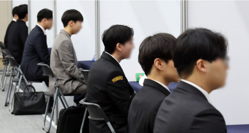 청년 남성, 일터서 왜 멀어지나…“고학력 여성·AI와 경쟁”