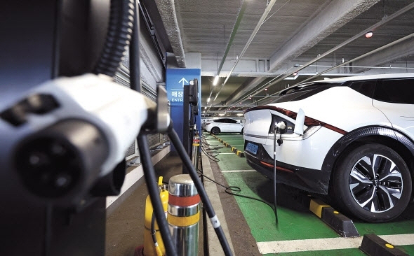 전기차 경쟁 심화 속 한국 車 산업 위기…"국내 생산 촉진 정책 시급"