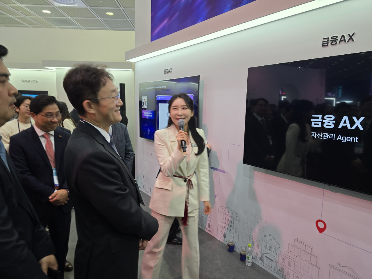 [르포] 통신3사 총출동…AI 각축전 된 월드IT쇼