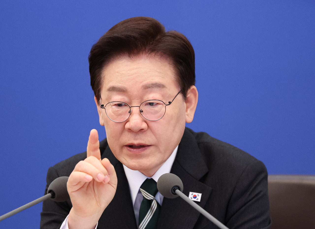 이 대통령 "왜 자꾸 외국군 없으면 자체방위 어렵단 불안감 갖나… 당당한 자세로 우방과 우정 쌓는 외교에 주력"