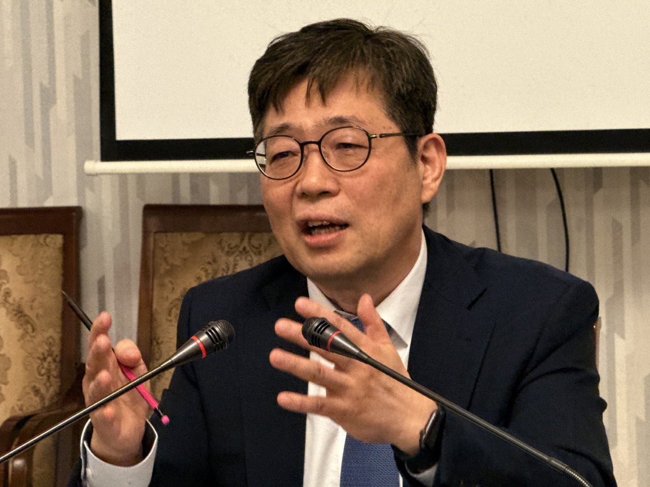 유상대 "금리 인상 고민할 때 됐다"…5월 점도표 상향 가능성