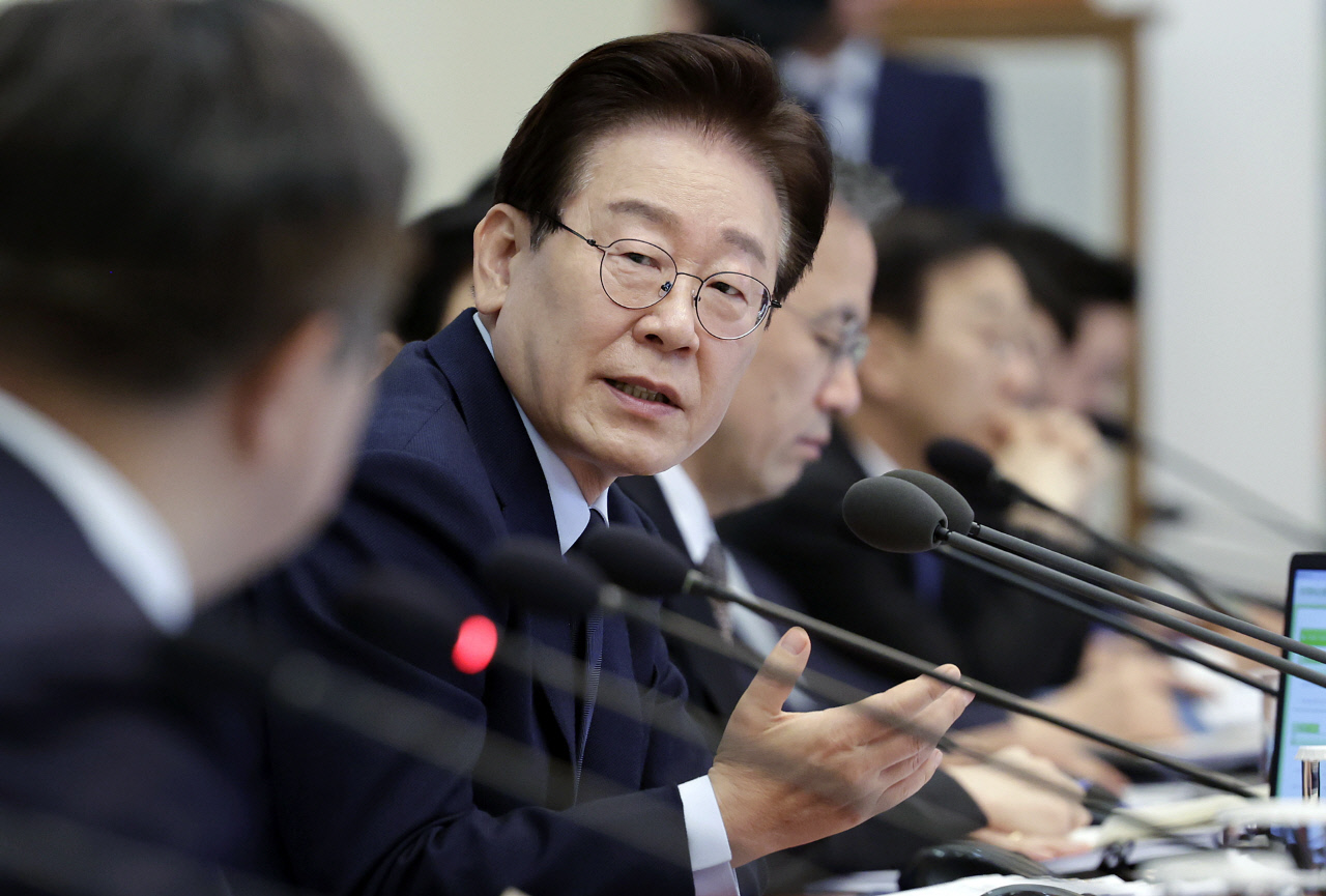 이 대통령 "부동산 불패? 이제 그런 신화 없어"… 野 "주거 희망의 종말"