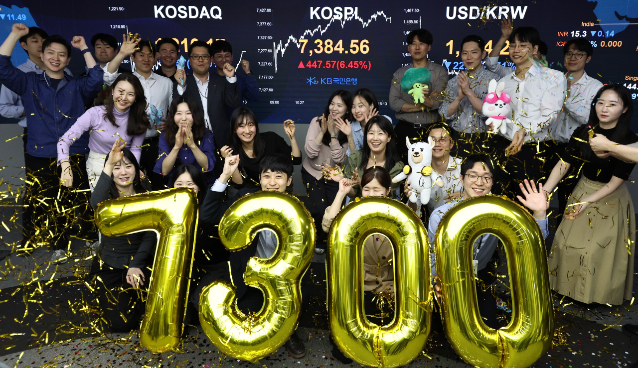 K증시 ‘꿈의 7000 시대’ 열었다…삼성전자, '1조달러 클럽' 입성
