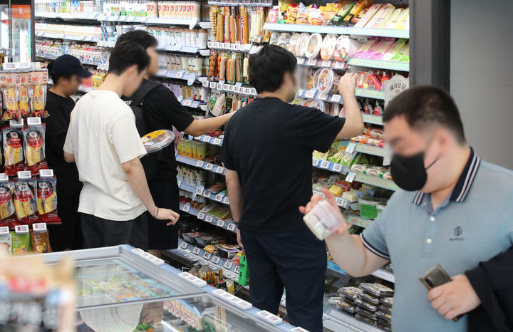 점포 경쟁 끝났다…수익성 싸움서 웃은 CU·GS25