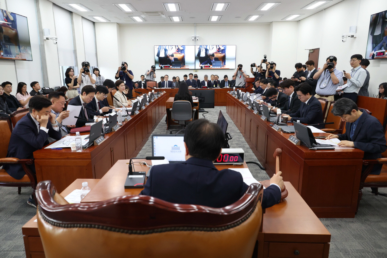 여야, 행안위서 '서울시장' 대리전…"부실시공 은폐" vs "주폭 논란"
