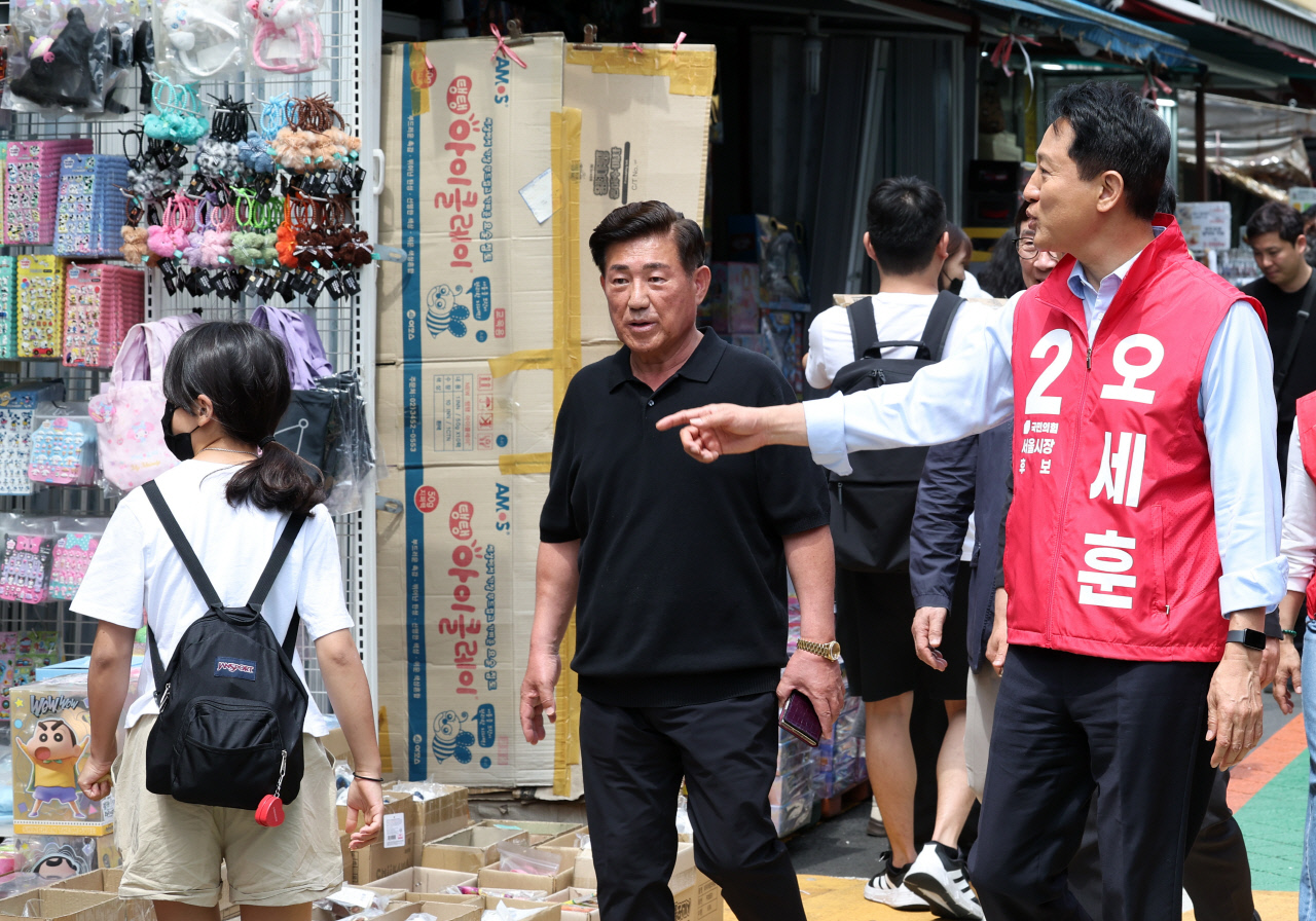 오세훈 “철근 누락 정치 공세”…서울시장 선거 초접전