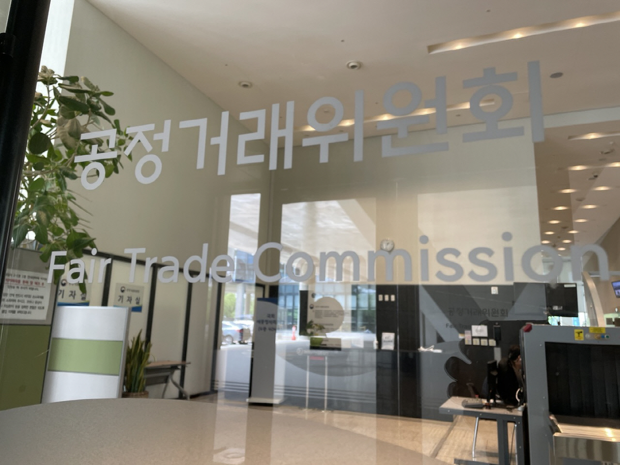 세금 보조금 받으며 뒤로 밀가루 담합… 공정위, 7개 제분사에 6710억 과징금 '철퇴'