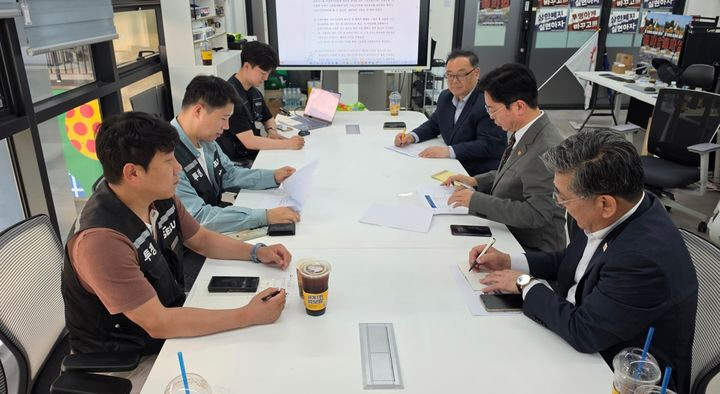 삼성전자 노사, 총파업 하루 전 극적 교섭 재개…김영훈 장관 직접 중재