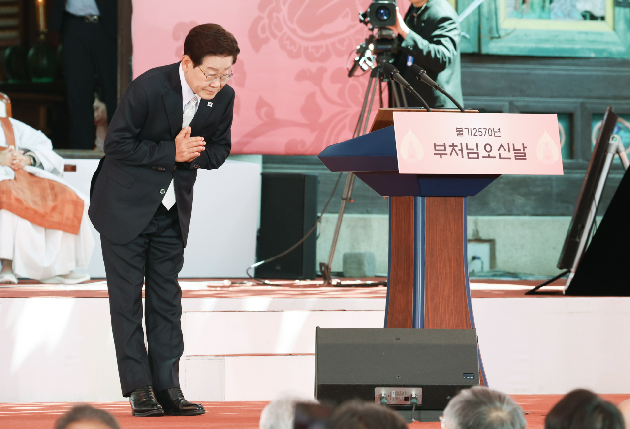 이 대통령 "국민 목숨 살리는 정부 최선"…부처님오신날 3대 종단 방문