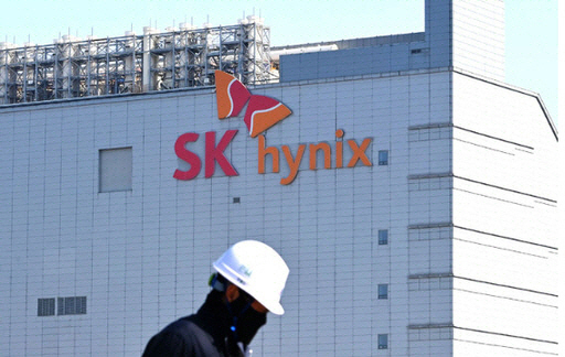 [특징주] SK<b>하이닉스</b>, 장중 9%대 급락 뒤 낙폭 만회…40조원 자사주 소각