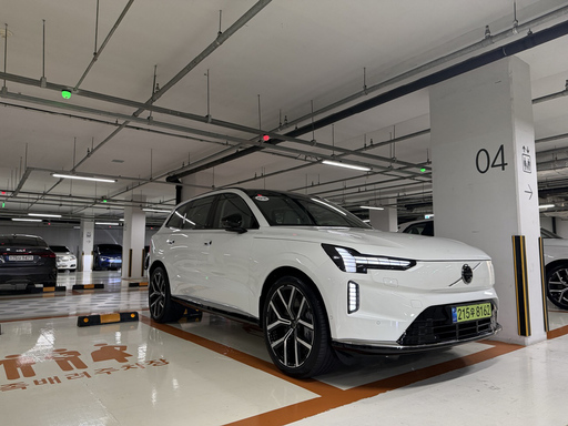 [YG의 카톡(Car Talk)] 우아한 주행 성능 볼보 EX90…깔끔한 디자인 포인...